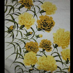 VINTAGE OBLONG CARNATION TABLECLOTH